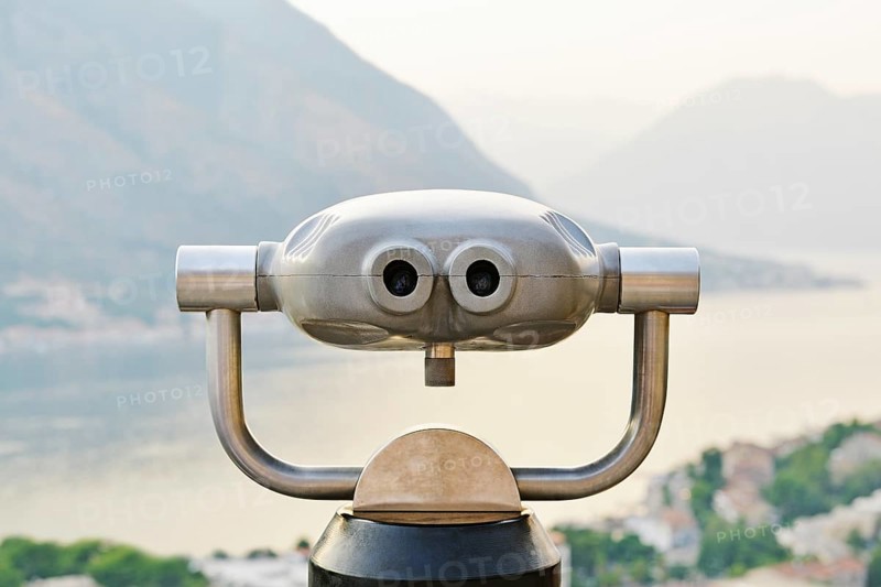 Coin operated binoculars