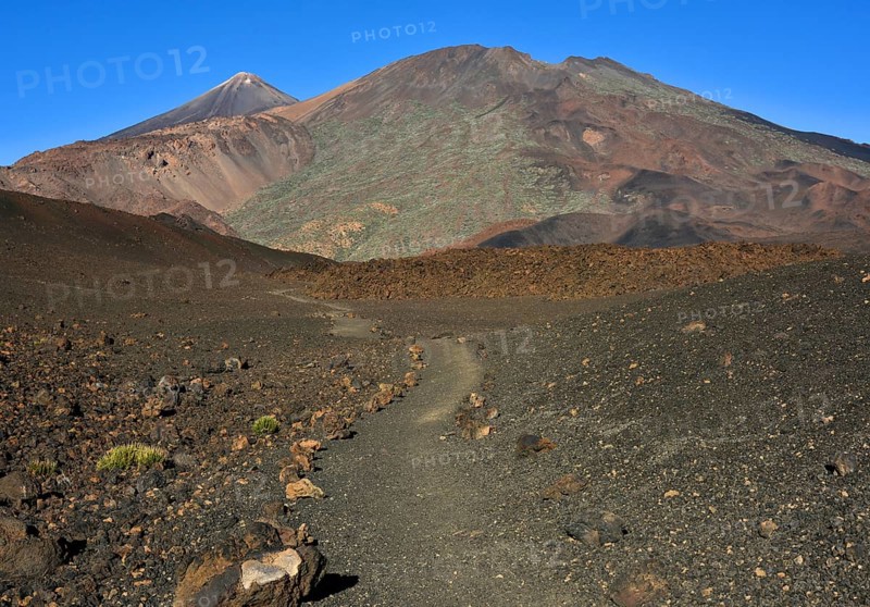 Hiking trail to Pico del Teide and Pico Viejo