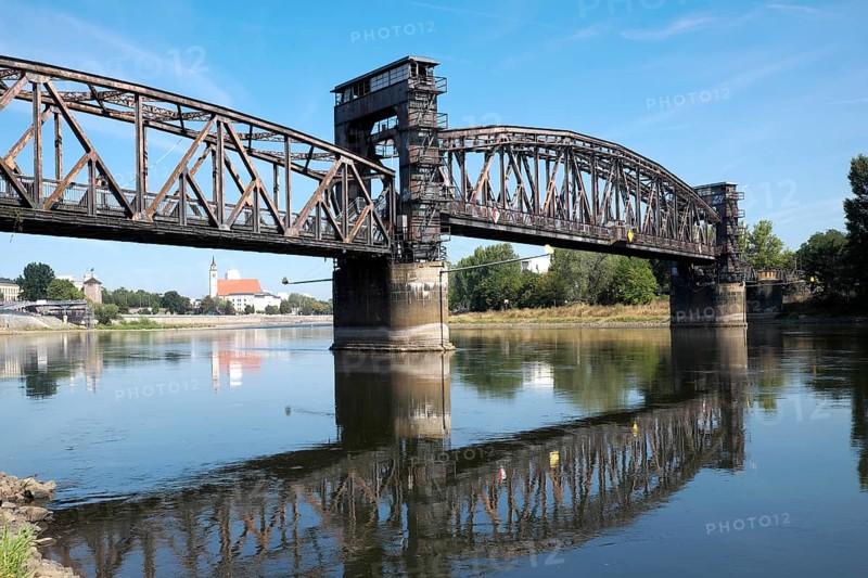 Lift bridge across the Elbe