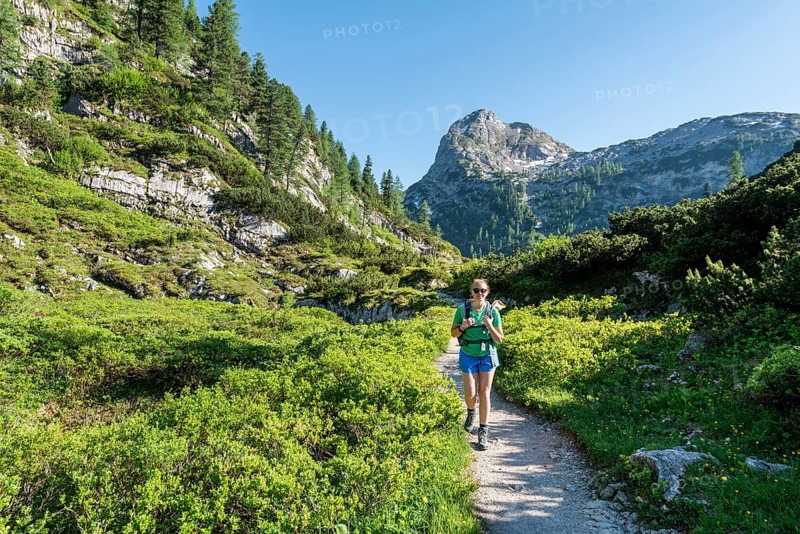 Hiker on footpath to the Karlingerhaus