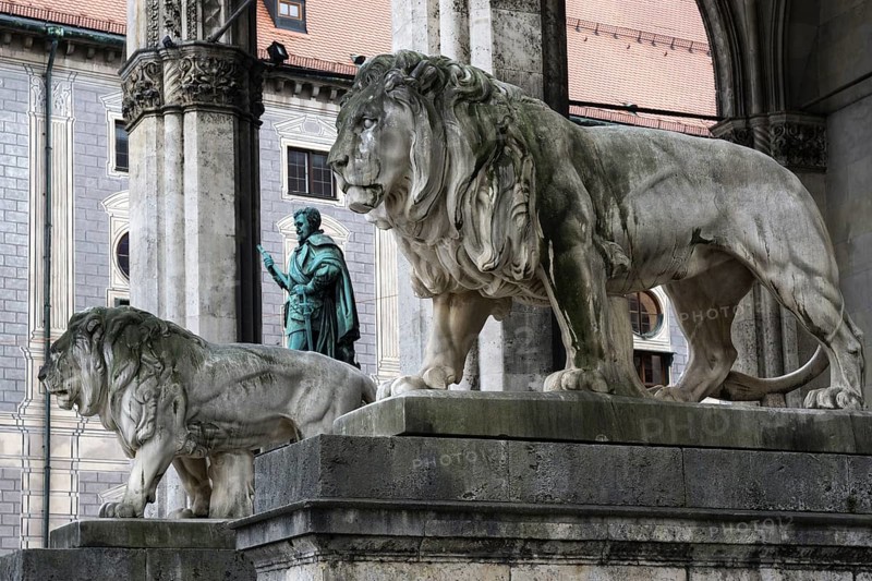 Stone lions and bronze statue of Count Tilly