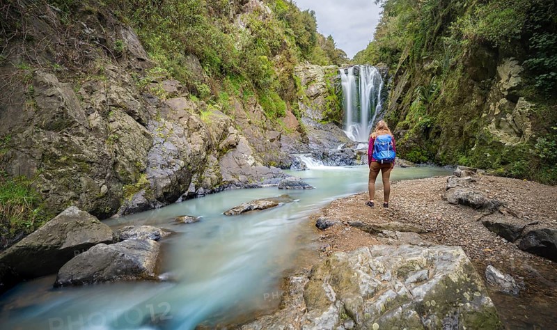 Hiker in front of Piroa Waterfall