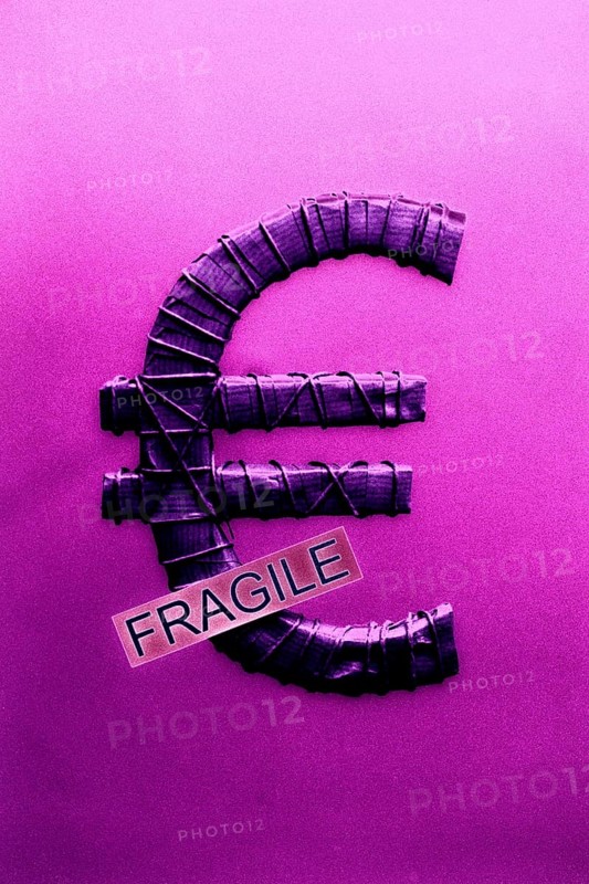 Euro symbol with label Fragile