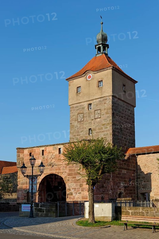 Upper gate