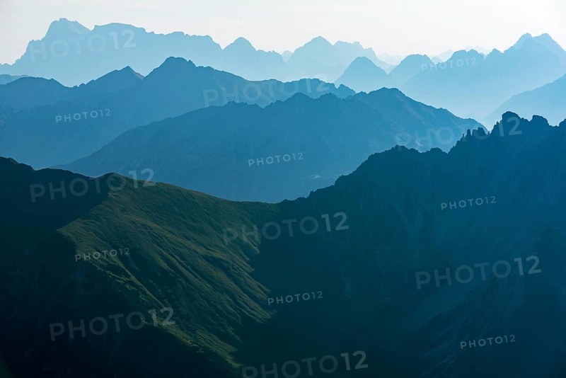 Staggered mountain peaks