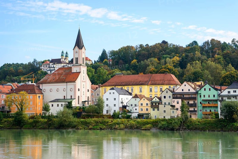 View from the Innpromenade to St. Gertraud church and colourful houses of the Ledergasse on the banks of the Inn