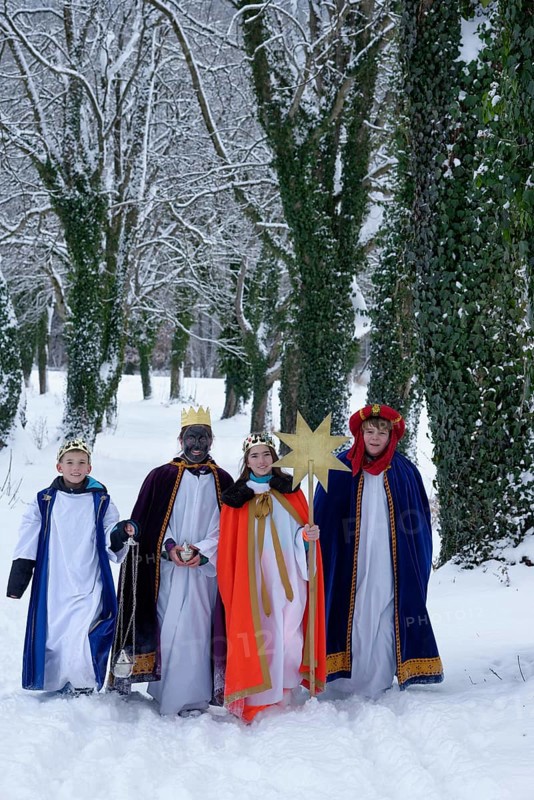 Children dressed up as carolers