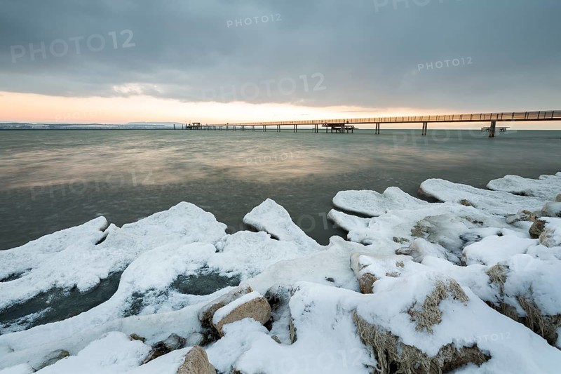 Ice and snow on the shores of Lake Constance