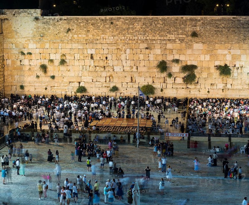 Many believers at the Wailing Wall in the evening