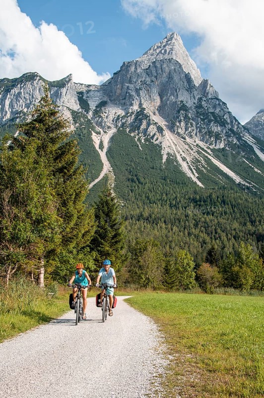 Cyclist with mountain bikes
