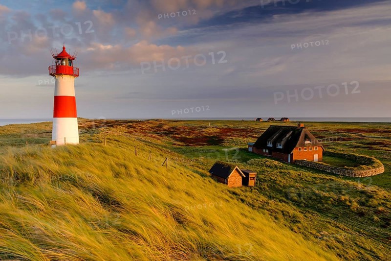 Lighthouse List-Ost with typical Frisian houses with thatched roof
