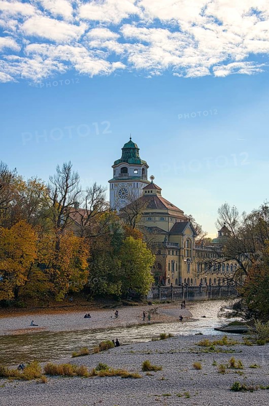 Gravel shore with Muller'sches Volksbad