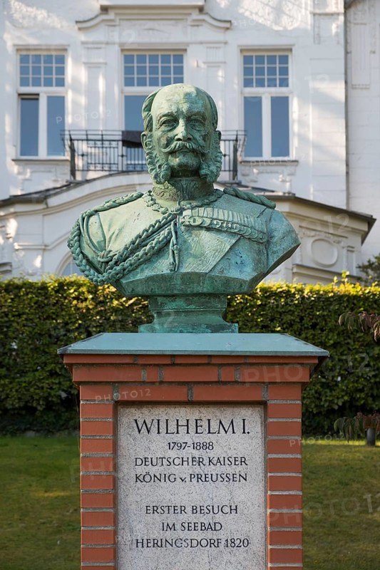 Kaiser Wilhelm Memorial in front of Villa Staudt