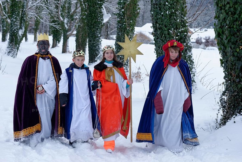 Children dressed up as carolers