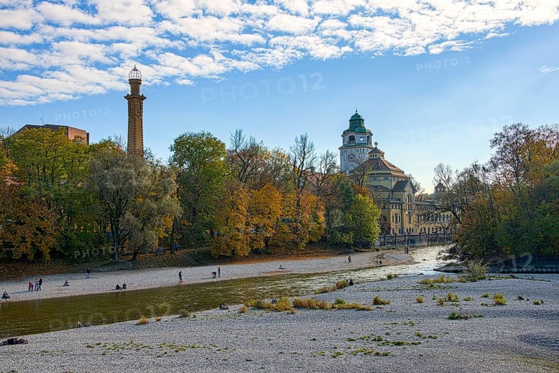 Gravel shore with Muller'sches Volksbad
