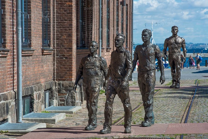 Sculptures of shipyard workers by artist Hans Pauli Olsen
