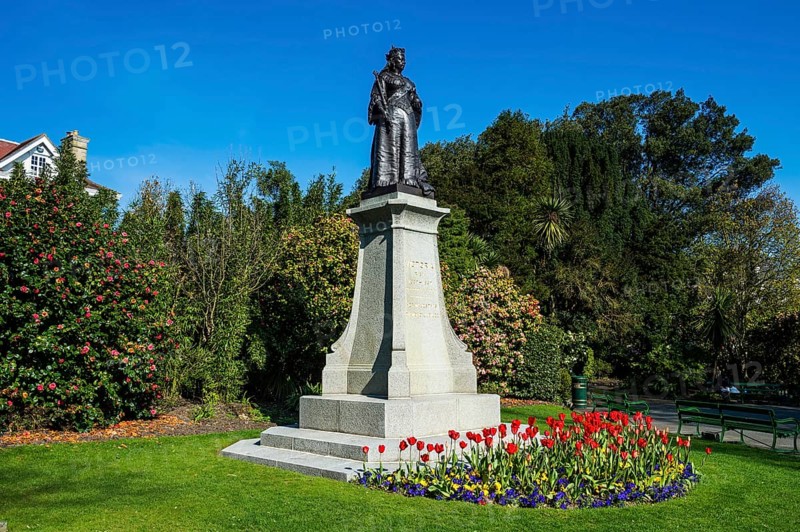Victoria monument in the Candie gardens