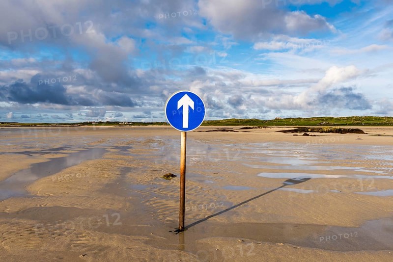 Route marking to the tidal island of Omey Island