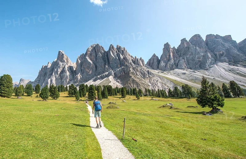 Hikers on the hiking trail near the Gschnagenhardt Alm