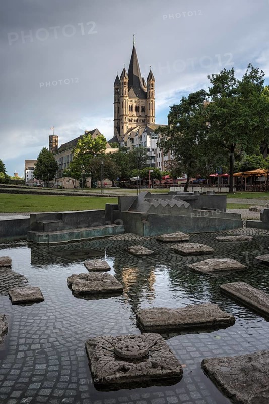 Fountain at the Frankenwerft with the church Gross St. Martin