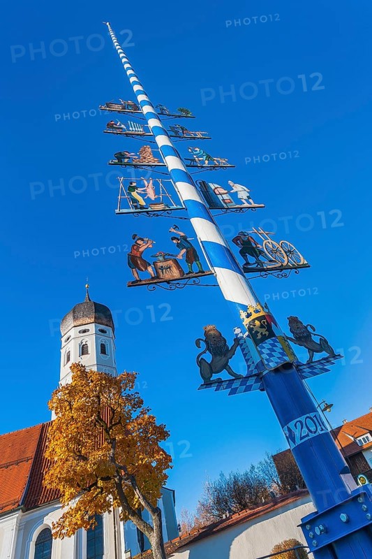 Catholic parish church St. Vitus with maypole in Erling