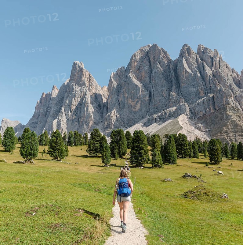 Hiker on footpath near the Gschnagenhardt Alm