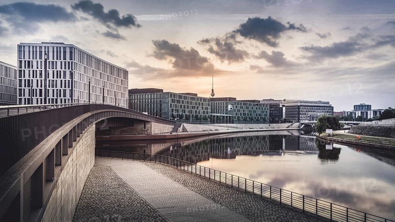 Hugo-Preuss Bridge at the government quarter