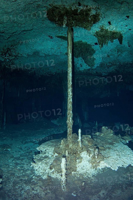 Stalagnat stalagmite column