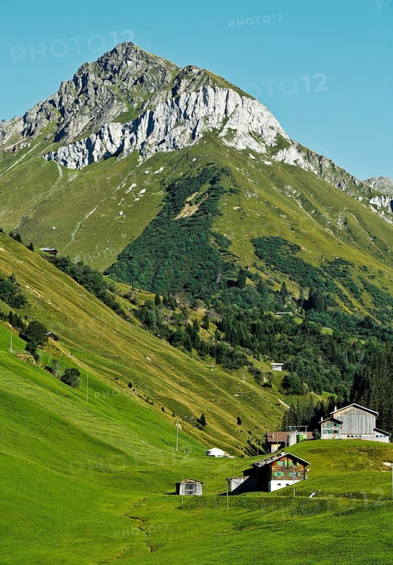 Mountain landscape with scattered settlement in the Prattigau to St. Antonien