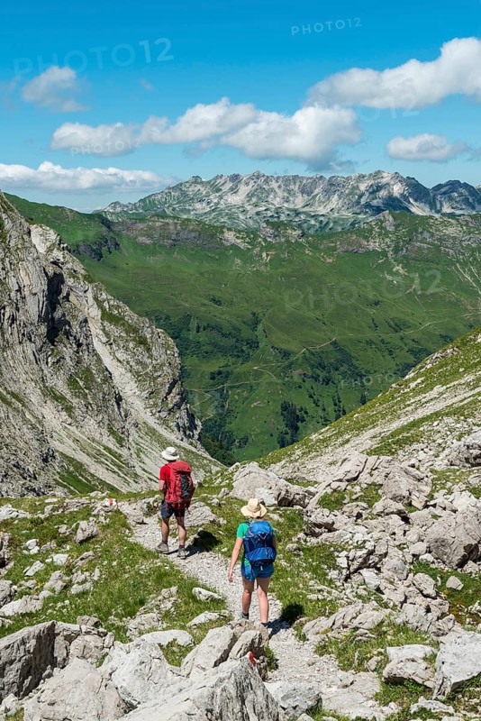 Hikers on a hiking trail from the Hochvogel to Prinz Luitpold Haus