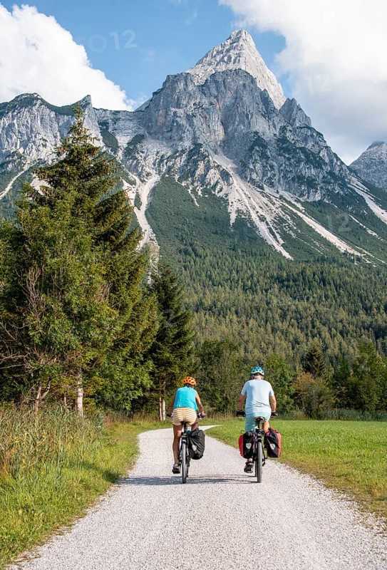 Cyclist with mountain bikes