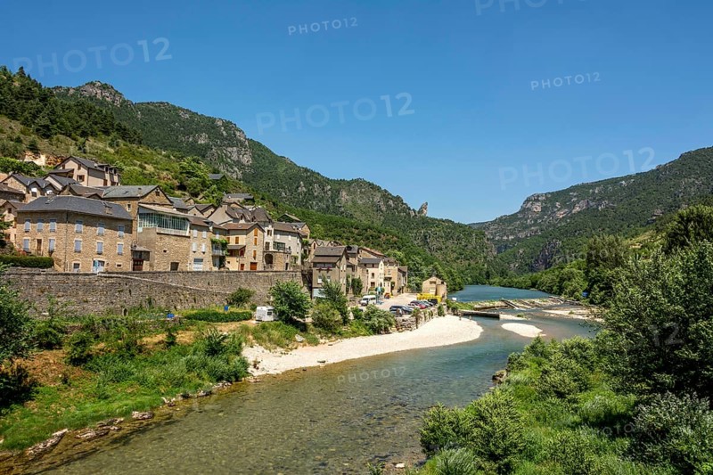 Les Vignes village and Tarn river