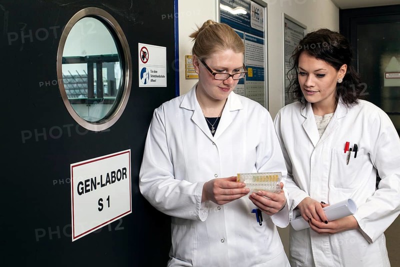 Scientists in front of Genlab at the Institute of Pharmacy and Medicinal Chemistry at the Heinrich-Heine University