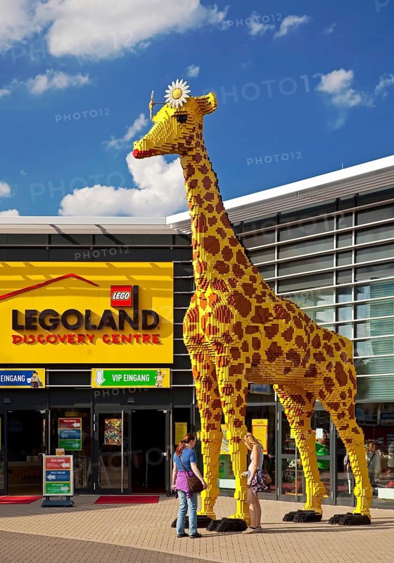 Lego-Giraffe in front of the Legoland Discovery Centre
