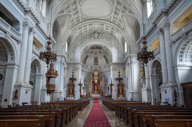 Middle nave with main altar