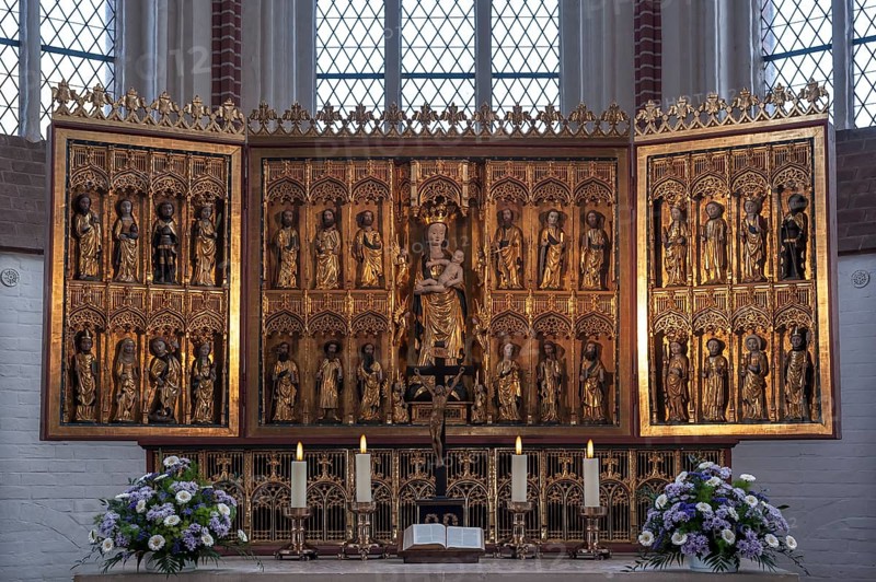 Winged altar with Mary and apostles