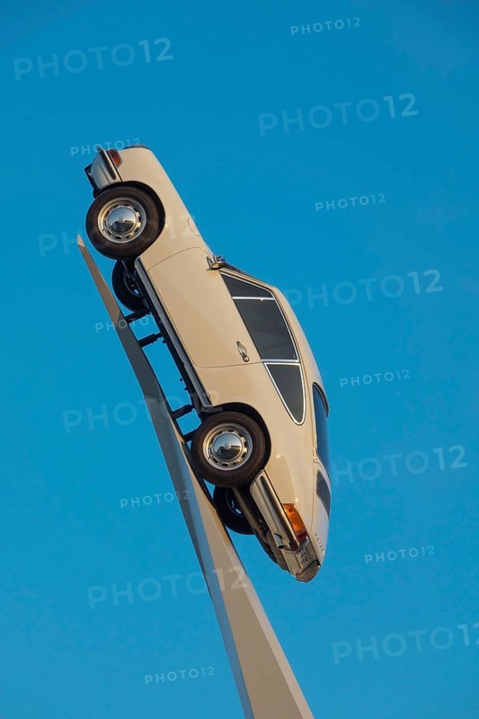 Porsche 911 F-model from 1970 on white stele