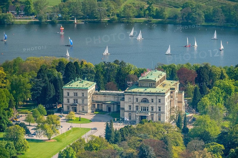 Villa Hugel with sailing boats on Lake Baldeney