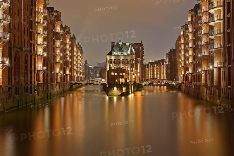 Water castle Fleetschlosschen by night