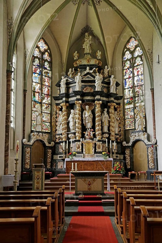 Chancel with altar by Wilhelm Spliethoven