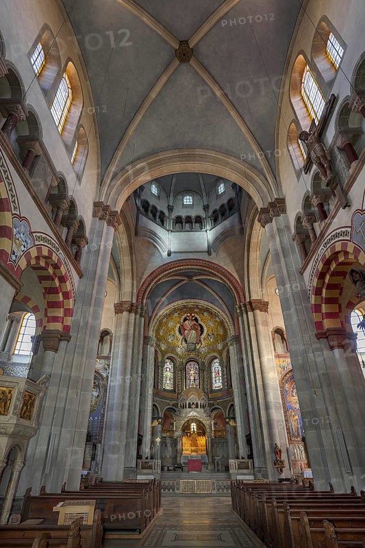 Middle nave with sanctuary