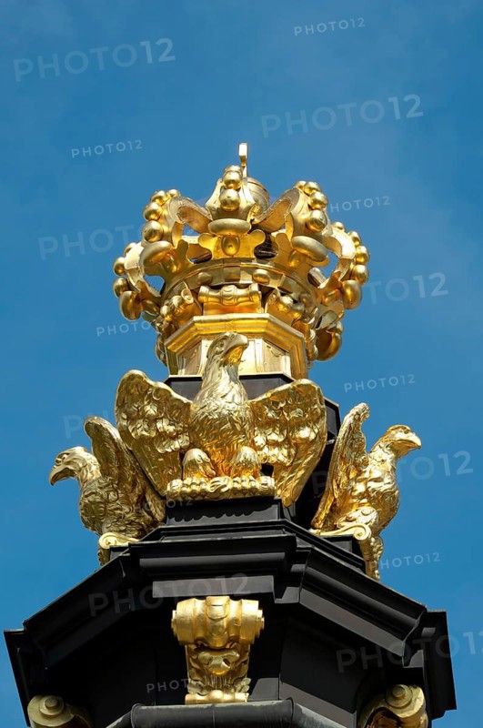 Golden Crown with eagle figures on Kronentor