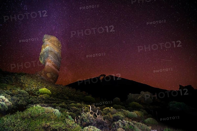 Roque Cinchado and Teide vulcano with starry sky