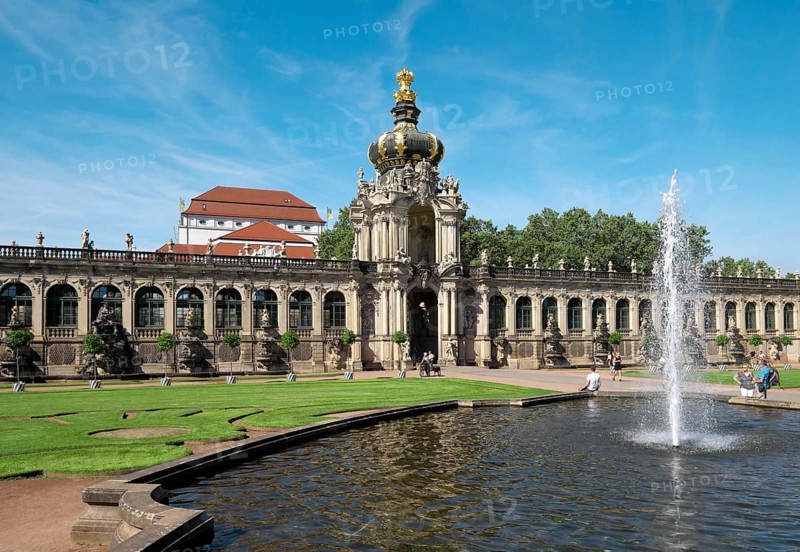 Fountain in front of kennel with Kronentor
