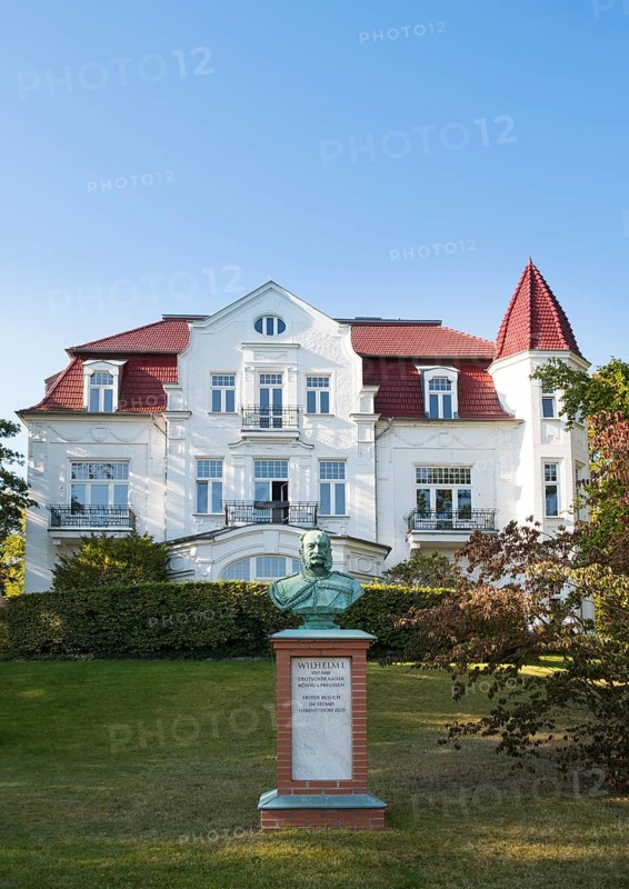 Kaiser Wilhelm Memorial in front of Villa Staudt