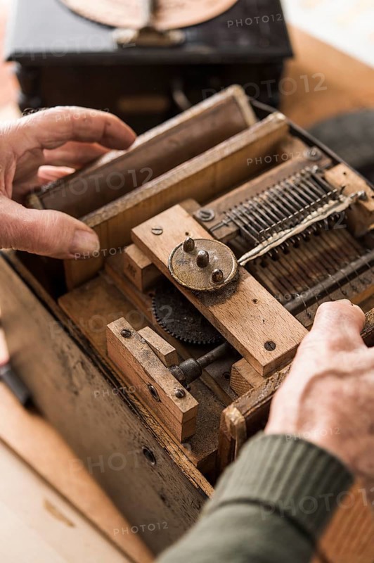 Barrel organ builder