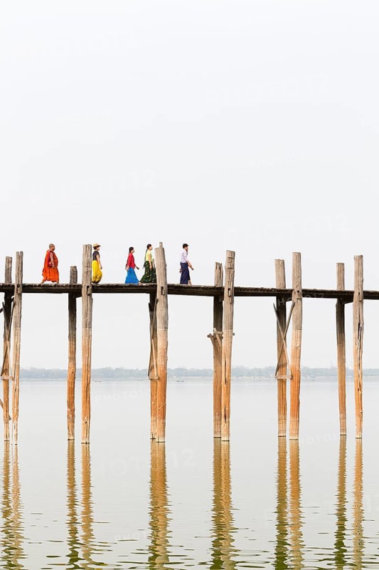 People crossing U Bein bridge