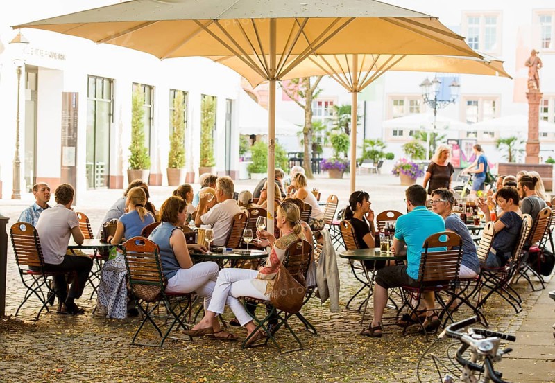 Restaurant and beer garden in front of Ettlinger Castle