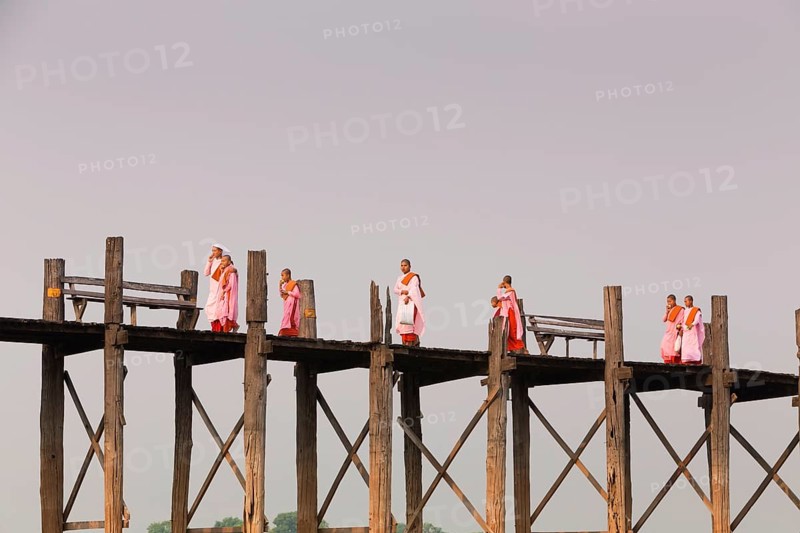 Nuns on U-Bein bridge