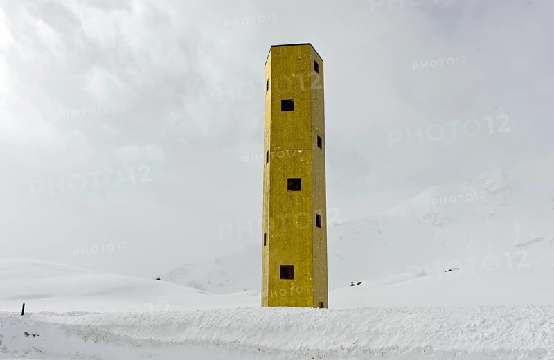 Las Colonnas lookout tower in the snow